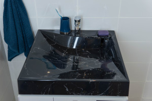 Раковина над стиральной машиной Stella Polar Турин 60x60 черный мрамор с кронштейнами